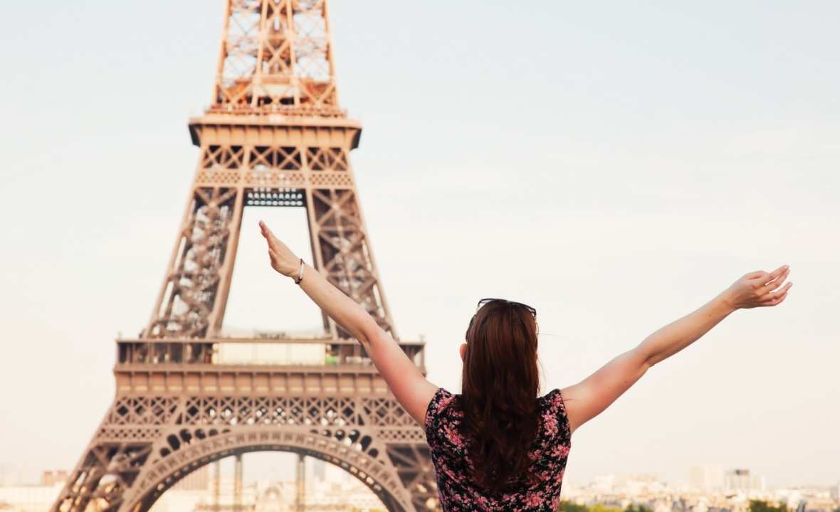 Women-Posing-Eiffel-Tower-Paris