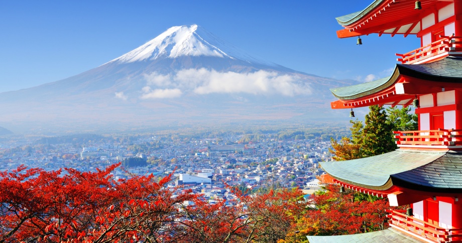Mt-Fuji-with-red-pagoda-Fujiyoshida