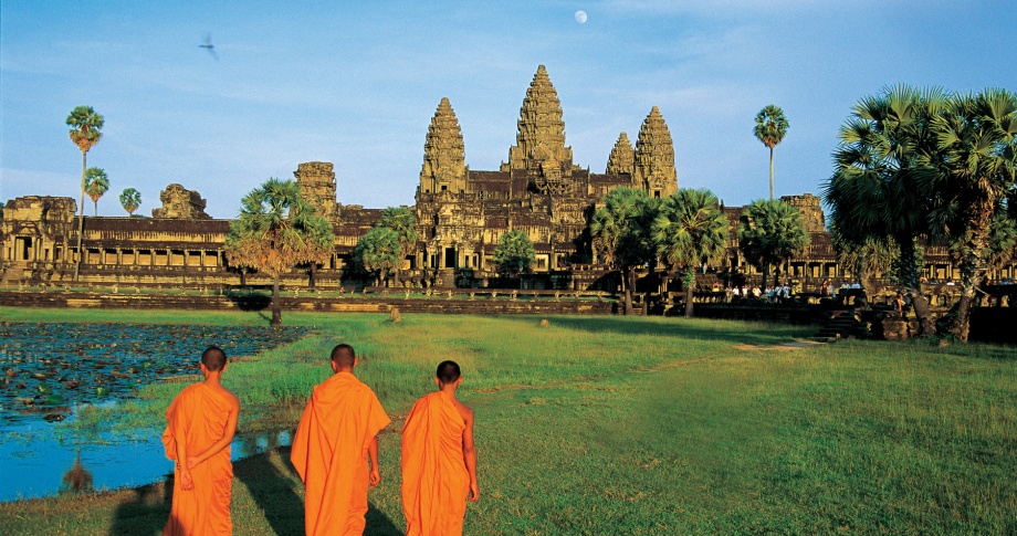 Angkor-Wat-scene-with-monks