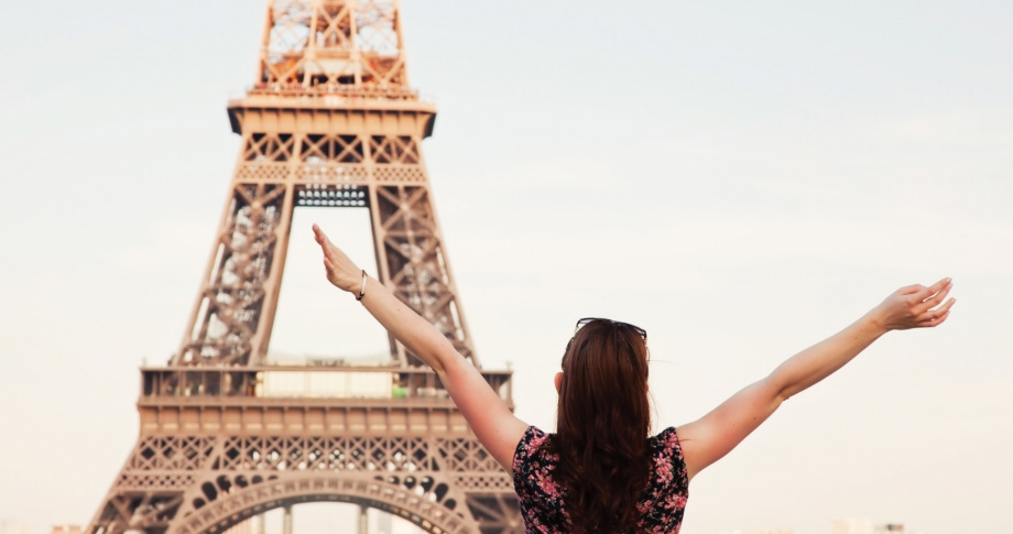 Women-Posing-Eiffel-Tower-Paris