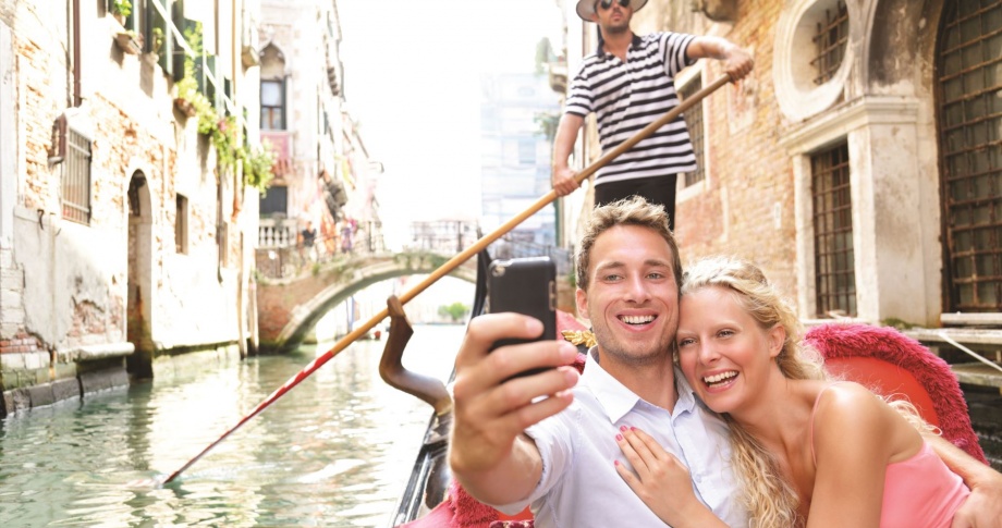 gondola-ride-venice-romantic-couple-selfie