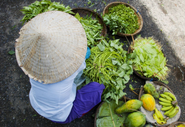 Vietnamese-markets-hat-traditional